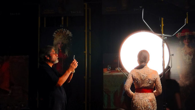 Darwis Triadi: “Fotografi adalah Cahaya” "Darwis Triadi sedang memotret model menggunakan Oppo Reno3