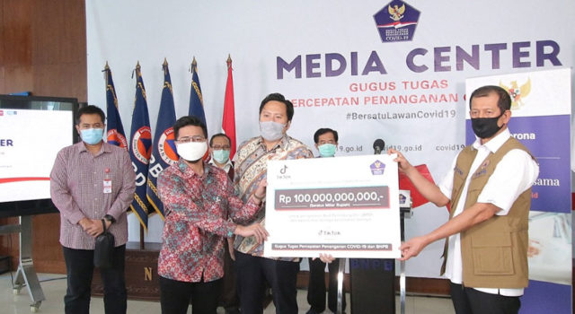 TikTok Serahkan Bantuan 100 Miliar untuk Hadang COVID-19