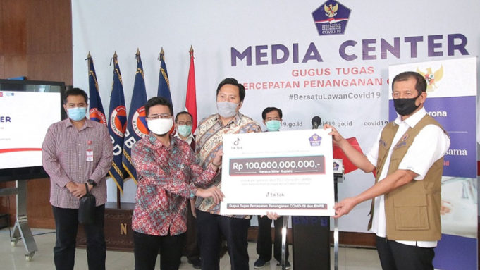 TikTok Serahkan Bantuan 100 Miliar untuk Hadang COVID-19