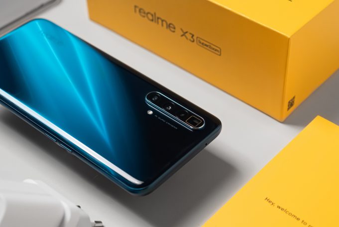 Unboxing realme X3 SuperZoom, Si Lensa Periskop 60x Zoom Box dan perlengkapan realme X3 SuperZoom