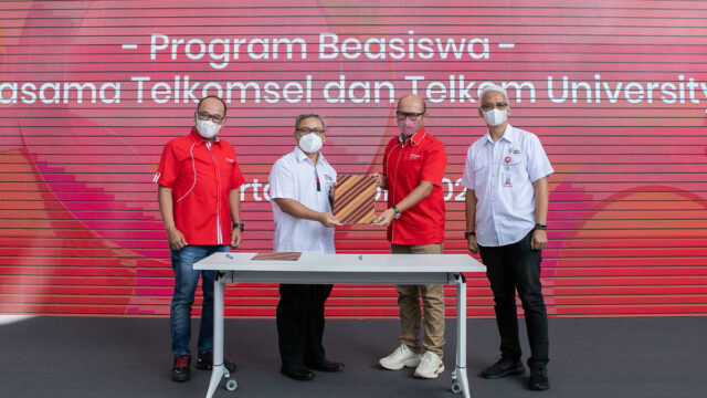 MoU-Telkomsel-dan-Telkom-University
