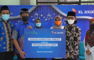 XL Axiata Sumbangkan 100 Laptop ke Pesantren-Pesantren