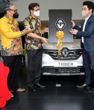 Renault Triber RXZ AMT Jadi Kendaraan Operasional Bank DBS Indonesia