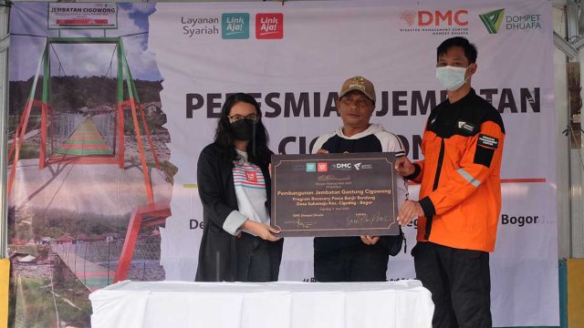 Penyerahan-bantuan-CSR-LinkAja-bersama-Dompet-Dhuafa