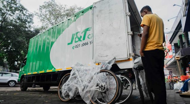 Dukung VISVAL dan Brand Lokal Bandung, J&T Cargo Adakan Touring Sepeda