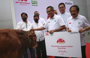 Smartfren dan Yayasan Muslim Sinar Mas Serahkan Sapi dan Kambing Qurban