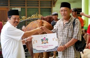 Smartfren Serahkan Hewan Kurban untuk Warga Sekitar