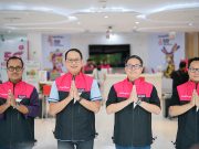 Hari Pelanggan Nasional, CEO Smartfren Layani Pelanggan di Galeri Smartfren