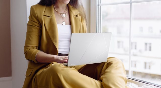 ASUS Zenbook 14 OLED (UX3405) Jadi Laptop Ultraportable Premium Pertama dengan Prosesor AI