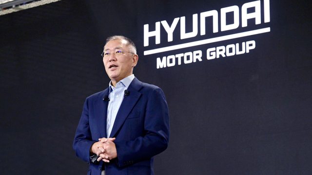 Foto-3---Euisun-Chung,-Executive-Chair-Hyundai-Motor-Group-dalam-Perayaan-Tahun-Baru-di-Kia-AutoLand-Gwangmyeong-