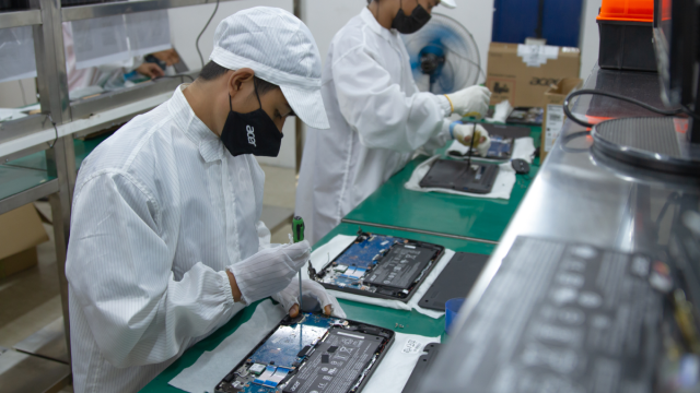 Proses perakitan perangkat teknologi di Acer Manufacturing Indonesia