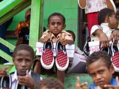 Telkomsel Salurkan Ratusan Pasang Sepatu untuk Papua