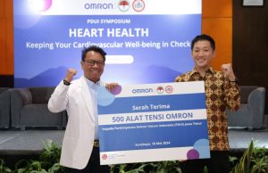 OMRON Indonesia Serahkan Bantuan 500 Unit Alat Tensi untuk Dokter dan Klinik di Jawa Timur