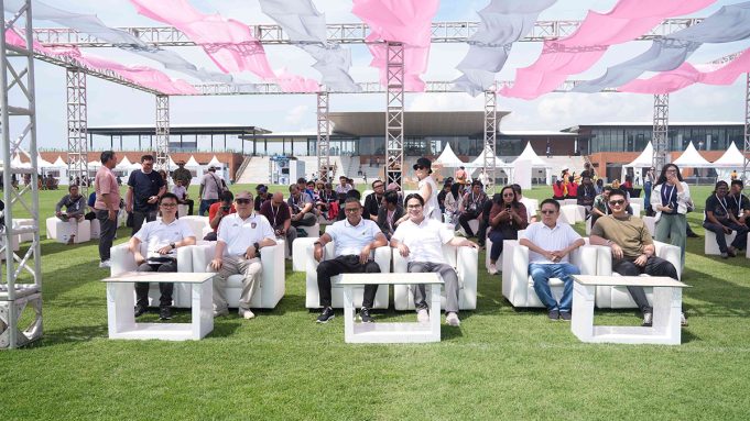 OPPO RUN 2024 sukses digelar di Bali dengan lebih dari 5.000 peserta dari 23 negara. Acara ini meriah dengan peluncuran OPPO Find X8 Series dan donasi untuk disabilitas
