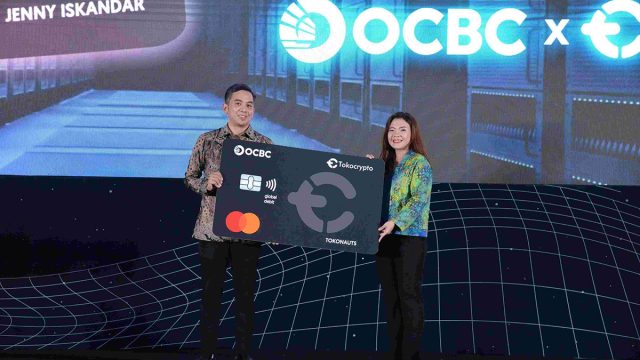 Tokocrypto dan OCBC NISP menghadirkan Kartu Global Debit Tokocrypto, solusi inovatif untuk transaksi lintas negara dengan berbagai keuntungan menarik Yudhono-Rawis,-CEO-Tokocrypto-dan-Chinni-Yanti-Tjhin,-Retail-Proposition-Division-Head-OCBC