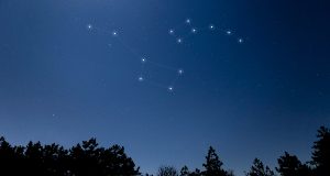 Langit malam di Gunung saat hujan meteor Geminid.Menyaksikan Hujan Meteor Geminid