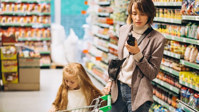 mother-with-daughter-grocery-store Belanja FMCG Konsumen Indonesia