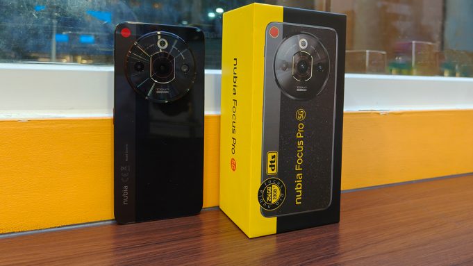 Tampak belakang Nubia Focus Pro 5G dan boksnya