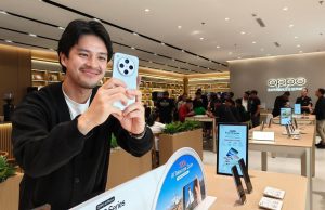 Pengunjung mencoba OPPO Find X8 Series di OPPO Experience Store.