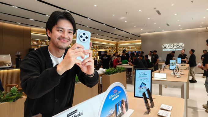 Pengunjung mencoba OPPO Find X8 Series di OPPO Experience Store.