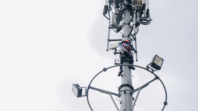 Ilustrasi---teknisi-Smartfren-saat-melakukan-optimasi-BTS Smartfren Tingkatkan Kapasitas Jaringan untuk Natal 2024 dan Tahun Baru 2025