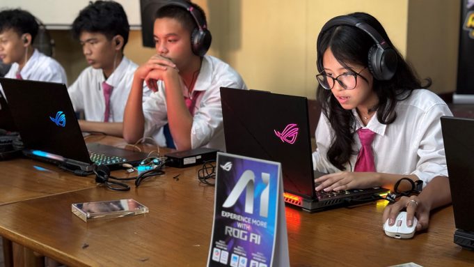 ASUS Republic of Gamers (ROG), brand gaming no.1 di Indonesia, berkolaborasi bersama RRQ menghadirkan acara bertajuk MaBar Keliling Sekolah bertemakan AI & Gaming Showdown.