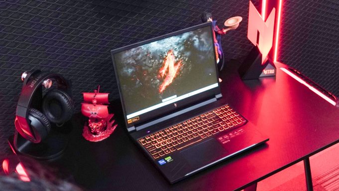 Laptop Acer Nitro V 16 dengan layar 16 inci dan Intel Core Generasi ke-14