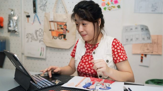 Desain karya seniman disabilitas dalam program Telkomsel Sambungkan Senyuman