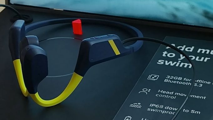 Suunto Aqua, headphone kedap air, teknologi konduksi tulang, olahraga air, perangkat audio inovatif.