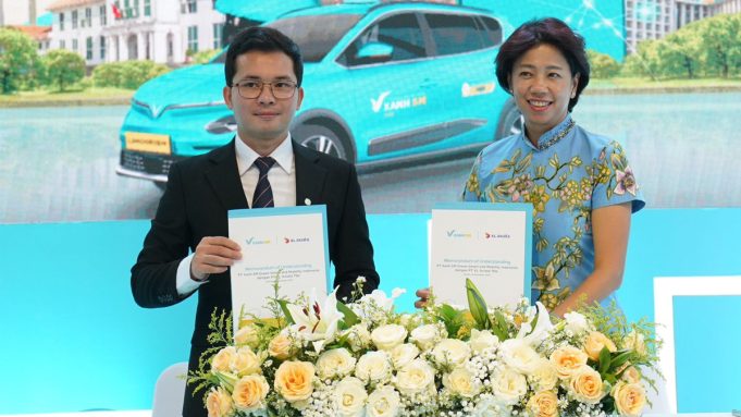 XL Axiata dan Xanh SM Jalin Kerja Sama Taksi Listrik IoT