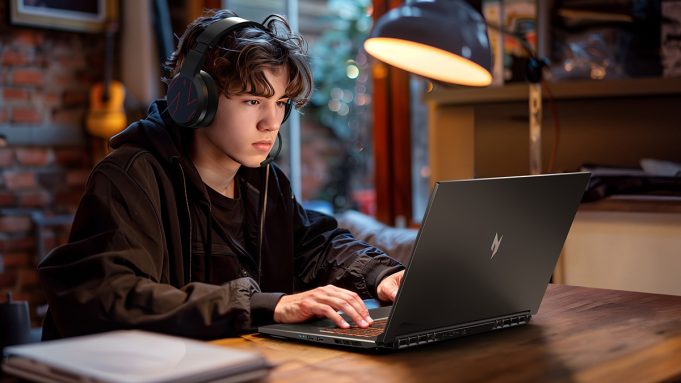 Laptop gaming Acer Nitro V 17 AI dengan layar QHD 17,3 inci dan refresh rate 165 Hz