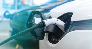 Proses charging baterai mobil listrik