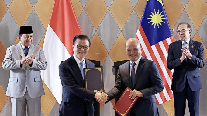 Penandatanganan Nota Kesepahaman antara Axiata dan Sinarmas dihadiri oleh PM Malaysia dan Presiden RI.