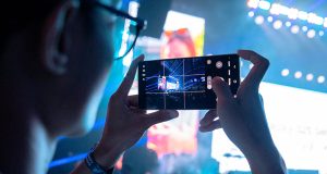 Galaxy S25 Series dengan fitur Nightography untuk fancam konser lebih jernih.