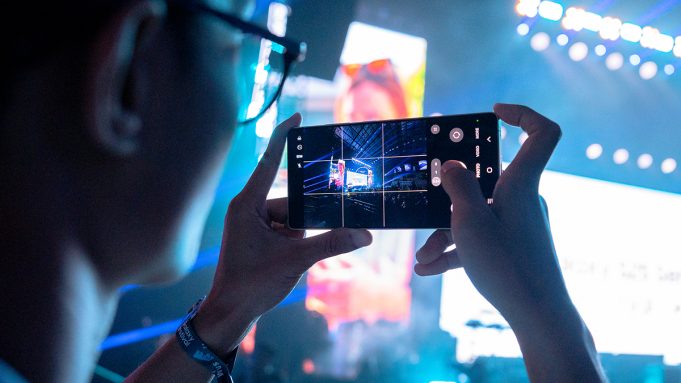 Galaxy S25 Series dengan fitur Nightography untuk fancam konser lebih jernih.