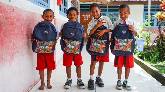 Program Telkomsel Sambungkan Senyuman untuk Generasi Gemilang, donasi tas sekolah hasil penukaran Telkomsel Poin dan uCoin by.U.