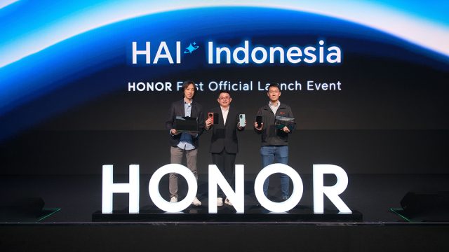 Eric-Lee,-Chief-Category-Management-Erajaya-Digital-(Kiri)-Justin-Li,-President-of-HONOR-South-Pacific-(Tengah),-Daniel-Minardi,-Director-of-Brand-Partnership-Shopee-Indonesia-(Kanan)-dalam-dalam-acara-HONOR-HAI-Ind Acara peluncuran HONOR di Indonesia.