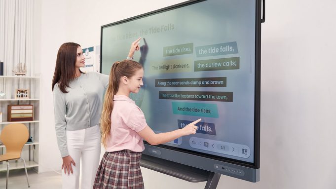 BenQ Board RE04FVD – Smart Board interaktif dengan layar 4K dan sertifikasi Google EDLA.