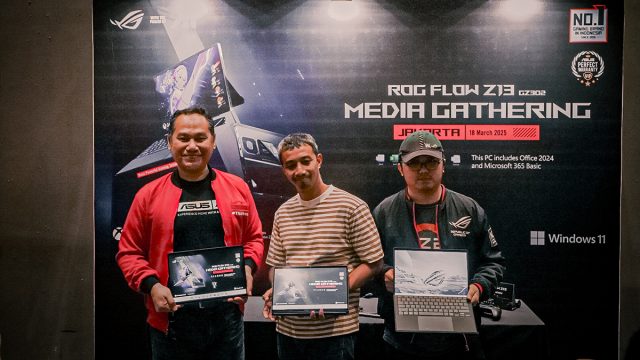 Dari-Ki-Ka---Muhammad-Firman-Head-of-PR-ASUS-Indonesia---Donnie-Brahmandhika-Consumer-Product-Marketing-Manager-AMD---Riandanu-Utomo-Technical-PR-ASUS-Indonesia Tablet gaming ROG Flow Z13 2025 dengan layar 2.5K dan teknologi pendinginan canggih resmi diluncurkan di Indonesia