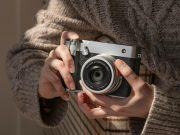 Kamera FUJIFILM GFX100RF dengan desain klasik dan fitur fotografi premium