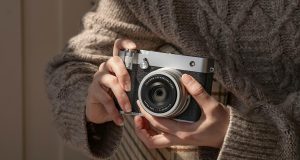 Kamera FUJIFILM GFX100RF dengan desain klasik dan fitur fotografi premium