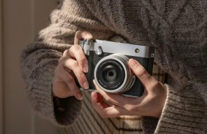 Kamera FUJIFILM GFX100RF dengan desain klasik dan fitur fotografi premium