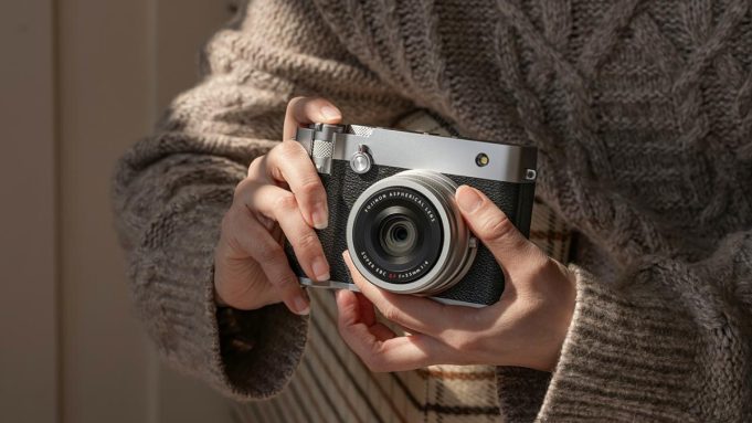 Kamera FUJIFILM GFX100RF dengan desain klasik dan fitur fotografi premium