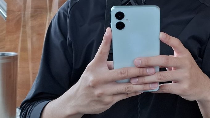 Galaxy A06 dengan fitur keamanan Samsung Knox Vault, Auto Blocker, dan Secure Folder untuk perjalanan mudik yang lebih aman.