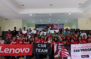 Kegiatan CSR Lenovo Indonesia dalam memberikan bantuan laptop dan sembako di Jadetabek.