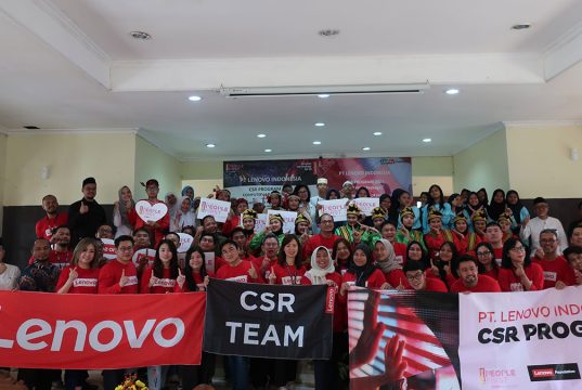 Kegiatan CSR Lenovo Indonesia dalam memberikan bantuan laptop dan sembako di Jadetabek.
