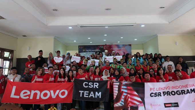 Kegiatan CSR Lenovo Indonesia dalam memberikan bantuan laptop dan sembako di Jadetabek.