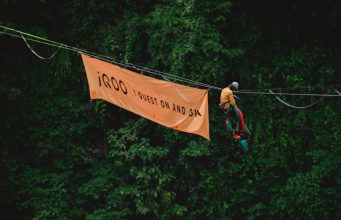 iQOO dan Atlet Highline Taklukkan Tumpak Sewu dari Ketinggian 130 Meter