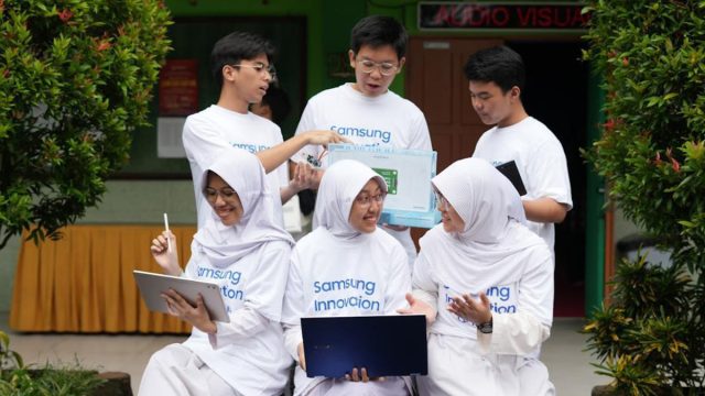 SIC-Batch-6-Sinergi-AI-dan-Kecerdasan-Manusia-untuk-Inovasi-Tanpa-Batas-1200x675 eserta Samsung Innovation Campus Batch 6 belajar teknologi AI dan IoT dalam sesi pelatihan.