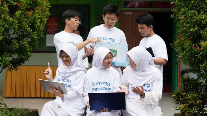 eserta Samsung Innovation Campus Batch 6 belajar teknologi AI dan IoT dalam sesi pelatihan.